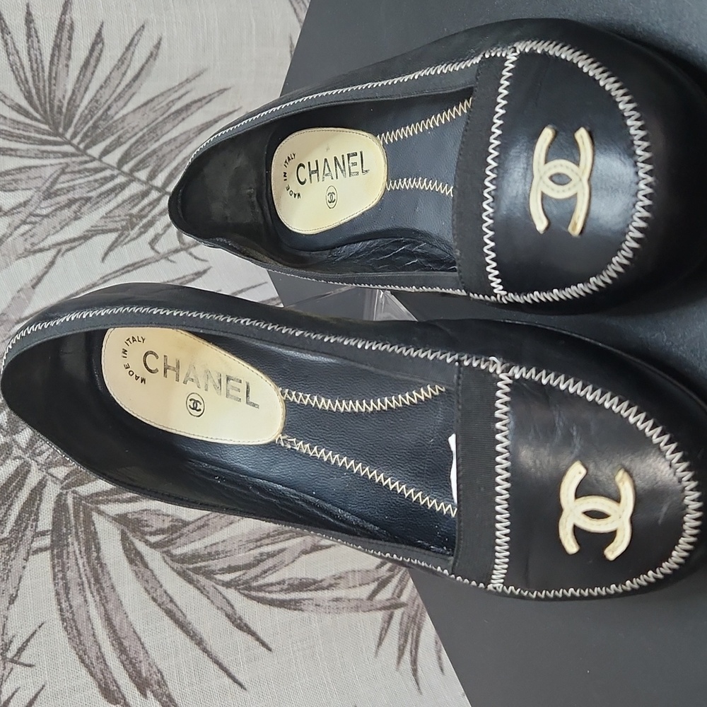 CHANEL Black and Cream Soft Lambskin Shoes Rare Find. Interlocking CC,Size 37 EU
